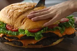 Deze gigantische cheeseburger van bijna 14 kilo laat je maag knorren