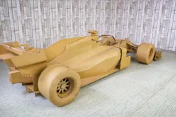 Knutselkoning bouwt levensgrote Formule 1-wagen van karton