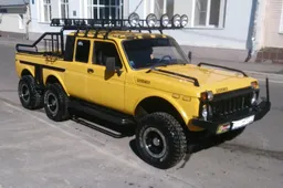 Voor een spotprijs is deze absurde Lada Niva 6x6 van jou