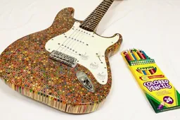Knutselmuzikant bouwt een met 1200 potloden een prachtige gitaar