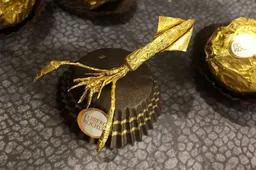 Behendige Chinees maakt mini kunstwerken van Ferrero Rocher verpakkingen