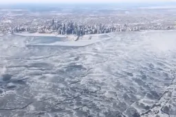 Extreme temperaturen veranderen Lake Michigan in grootste schaatsbaan ter wereld