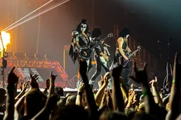 Gitarist van Kiss-coverband speelt lekker door ondanks fikkende haardos
