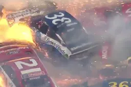 Megacrash met 21 auto's tijdens de NASCAR Daytona 500