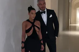Kim Kardashian showt haar voluptueuze lichaam in gewaagde jurk