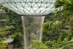 Het nieuwe vliegveld van Singapore is gruwelijk vet en heeft waterval van 40 meter
