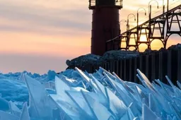 Gruwelijke beelden: Lake Michigan is bedekt met grote punten van ijs