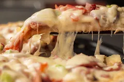 Pippo's maken een pizza met 154 verschillende soorten kaas