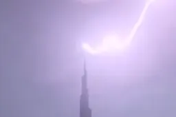 Gruwelijke beelden van bliksem die inslaat op hoogste gebouw van de wereld