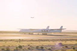 Check de beelden van de eerste vlucht van het grootste vliegtuig ter wereld