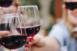 Goed nieuws: wijn doodt bacteriën die zorgen voor keelpijn en tandplak