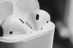 Man slikt AirPod in, poept hem uit en kan 'm weer gebruiken