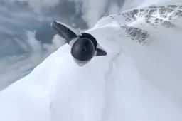 Eindbaas scheert in wingsuit over bergtoppen van Zwitserse Alpen
