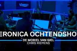 Giel Mobiel in handen FHM’s hoofdredacteur Chris