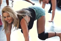 Chantal Janzen gooit de heupjes los en leert twerken in geniale video