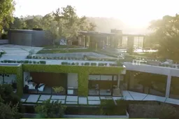 Deze gruwelijke villa in Beverly Hills staat te koop en heeft een indoor pizza oven