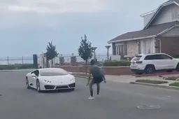 Gozer probeert over rijdende Lamborghini te springen maar faalt keihard