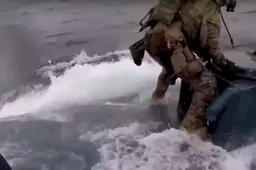 Spectaculaire beelden van Amerikaanse militair die drugs-onderzeeër bespringt