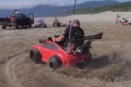 Deze 450cc sterke mini-Porsche is het ultieme speeltje voor op het strand