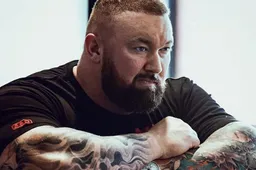 De IJslandse tank Hafþór Júlíus Björnsson zet zijn nieuwe tattoo in beast-mode