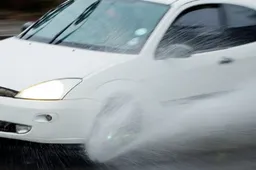 Autorijders in de UK krijgen een boete wanneer ze expres mensen nat splashen
