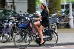 Er zijn al ruim 9000 boetes uitgeschreven voor het bellen of appen op de fiets
