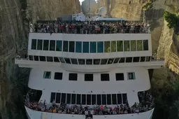 Maak kennis met het grootste cruiseschip dat zich ooit door het krappe Kanaal van Korinthe heeft gewurmd
