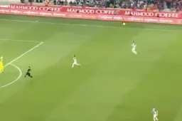 De Turkse keeper van Konyaspor pakt op bizarre wijze na 20 seconden al rood