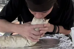 Deze gozer stouwt de gigantische 'Burritozilla' binnen 2 minuten naar binnen
