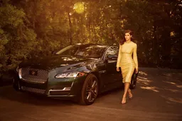 Baywatch-actrice Alexandra Daddario doet een fotoshoot met de Jaguar 2019 XJ Collection Special Edition.