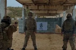 Russische militairen oefenen door op elkaar te schieten