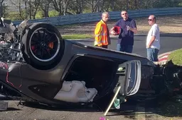 Coureur verliest de macht over het stuur van zijn Mercedes-AMG GT R en maakt 7 koprollen