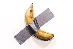 Twee bananen die aan de muur zijn geplakt met ducttape zijn verkocht voor €108.000 per stuk