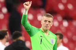 De Engelse Everton-doelman Jordan Pickford adt een pilsje bij het WK Darts