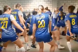 Zweeds handbal team voert leuke danspasjes uit in de kleedkamer