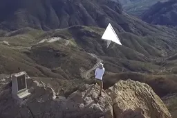Dude gooit gigantisch zelfgebouwd 'papieren' vliegtuig van een klif