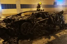 Zien: Lamborghini Aventador 'Carbonado' brandt compleet af
