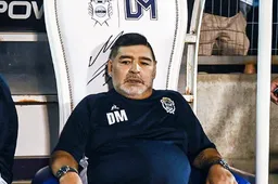 Diego Maradona kijkt de wedstrijden van zijn club op zijn eigen troon