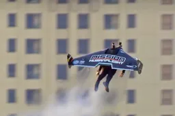 De Sheikh van Dubai vliegt als een roofvogel de lucht in met een jetpack