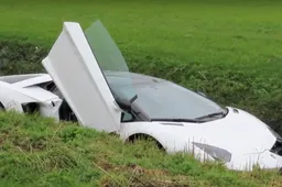 Toeterende trouwstoet laat Lamborghini Aventador achter in de sloot