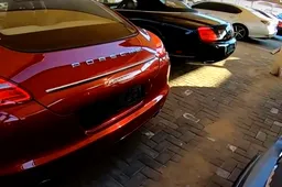 YouTubert filmt auto-dumpplaats met alleen maar supercars waarvan de eigenaar hem gepeert is