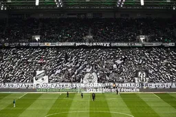 De spelers van Borussia Mönchengladbach helpen hun eigen medewerkers met een mooi gebaar
