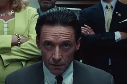 Hugh Jackman schittert als schoolinspecteur in de nieuwe trailer van Bad Education