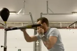 Conor McGregor traint met Rolex van 50.000 euri's om zijn pols