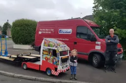 Vader bouwt een miniatuur vrachtwagen voor z'n zoontje