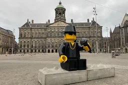 Streetart Frankey zet enorme LEGO-versie van André Hazes op de Dam