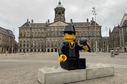 Streetart Frankey gaat hufterproof Legopoppetje van André Hazes maken