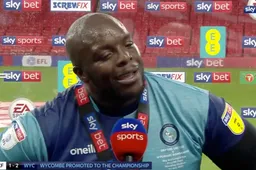 Adebayo Akinfenwa geeft legendarisch interview na promotie met Wycombe Wanderers FC