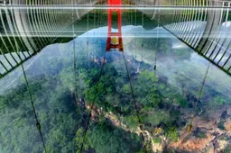 In China is de langste glazen brug ter wereld geopend