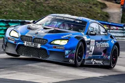 Kijk hoe deze brute BMW M6 GT3 in één ronde 54 anderen inhaalt op de Nürburgring